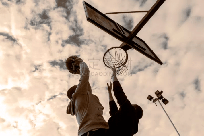 西媒：巴萨向欧足联提交报告，控诉法兰克福球迷破坏球场设施